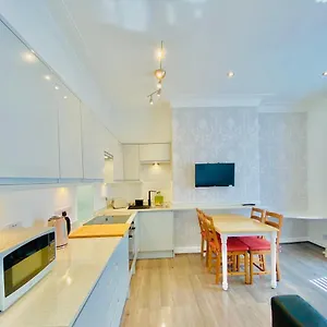  Apartment Center With Free Private Parking